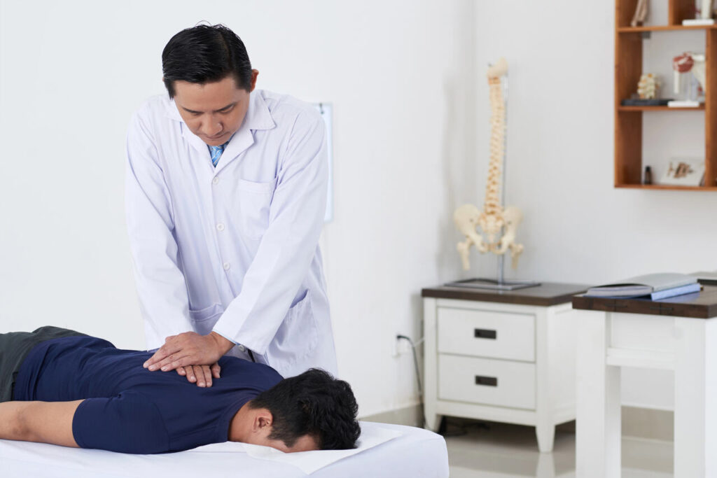 chiropractor for upper back pain